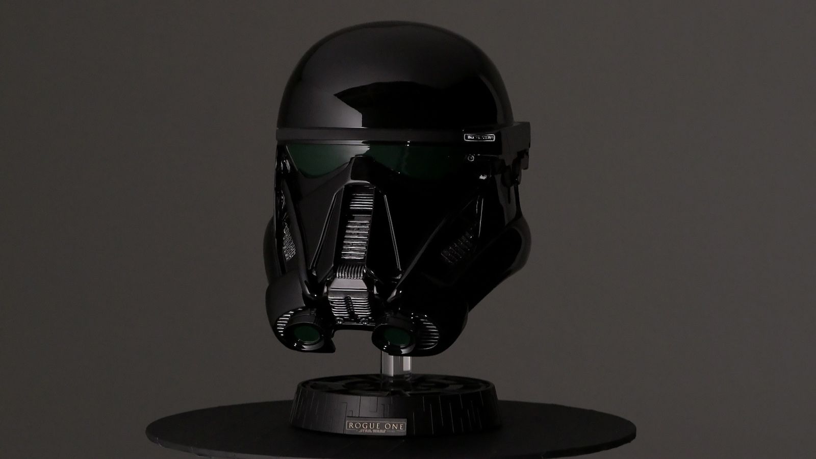 Highlight αποτελεί το κράνος Death Trooper που το συνοδεύει, που προφανώς δεν προορίζεται για την ασφάλεια του οδηγού.