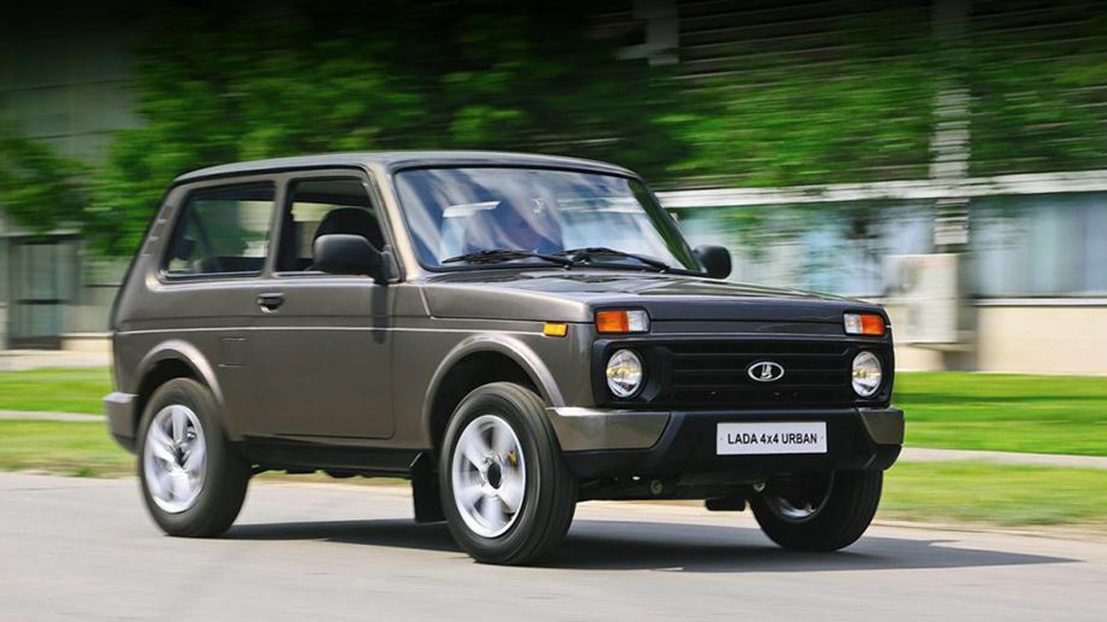 Το Lada Niva του 2018 θα είναι σαφώς πιο σύγχρονο από το τωρινό (φωτό), θα πατήσει σε νέα πλατφόρμα και θα παραμείνει μόνιμα 4κίνητο, διατηρώντας τα σ