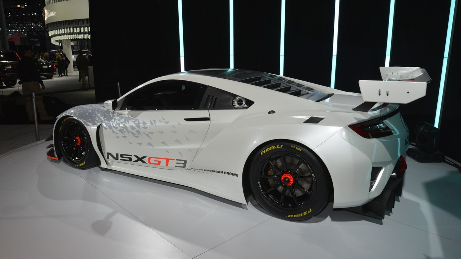 Το NSX GT3 κινείται από τον ίδιο twin-turbo V6 κινητήρα των 3,5 λίτρων, αλλά έχει αφήσει πίσω του το υβριδικό σύστημα. Οπότε, μιλάμε για ένα πισωκίνητ