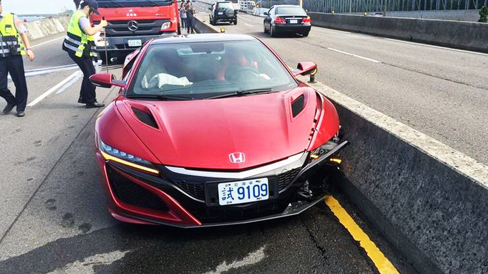 Αυτές είναι οι πρώτες εικόνες που δείχνουν το νέο NSX τρακαρισμένο. 