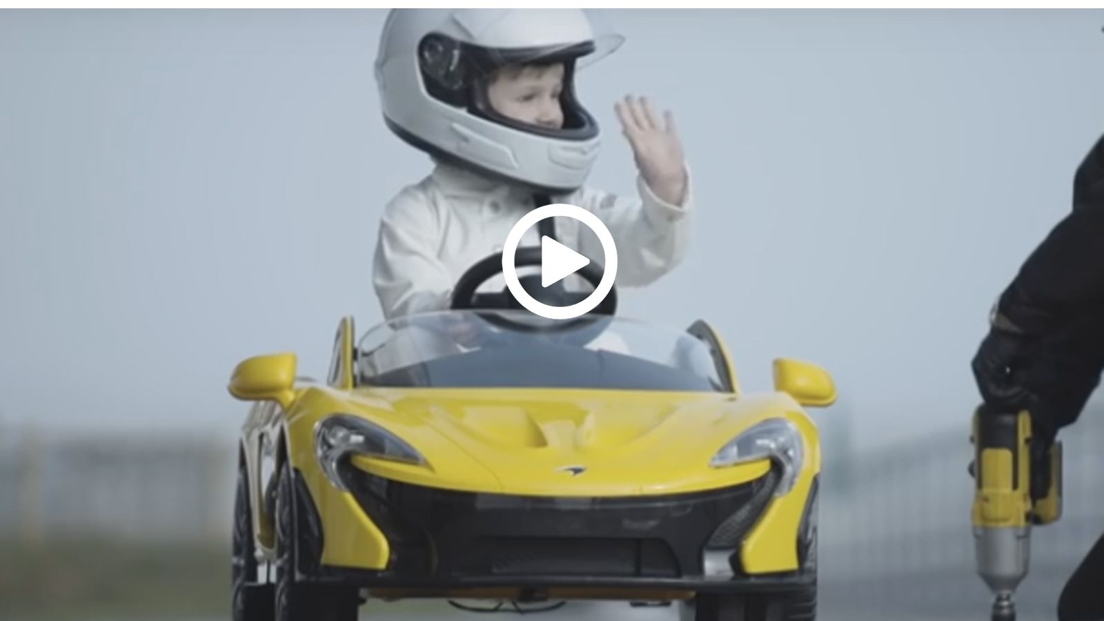 Μια ηλεκτρική ΜcLaren P1 φιγουράρει στο Goodwood όπως δεν την έχετε ξαναδεί. Μπορεί η τελική της να μην ξεπερνά τα 5 χλμ./ώρα, αλλά αυτό δεν πτοεί τον