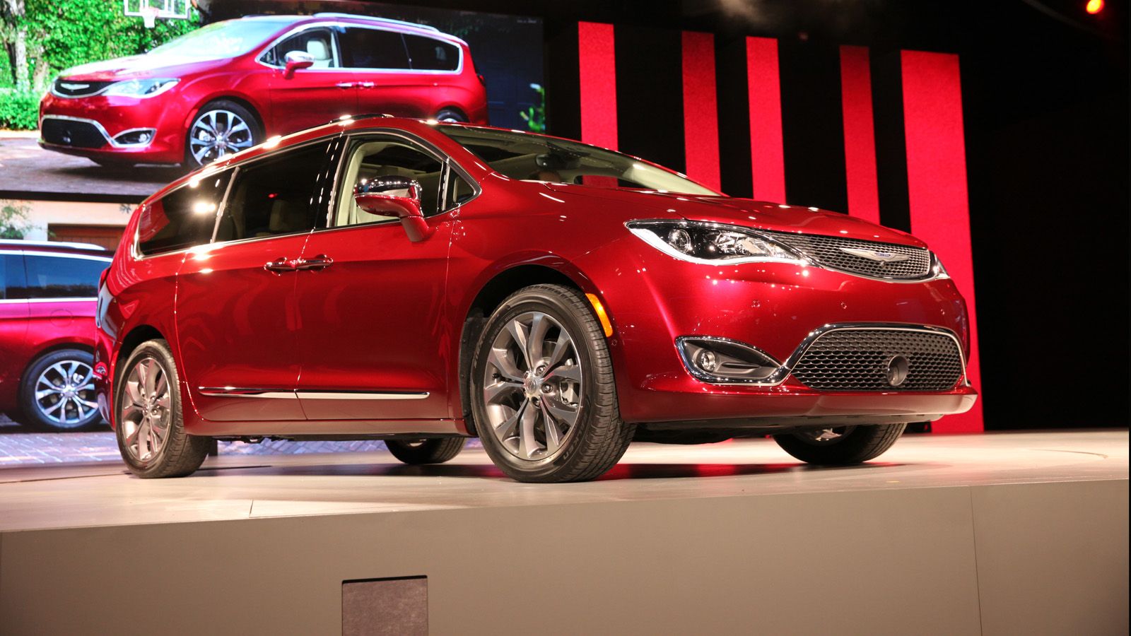 Εξολοκλήρου ανασχεδιασμένο είναι το εσωτερικό του Pacifica.