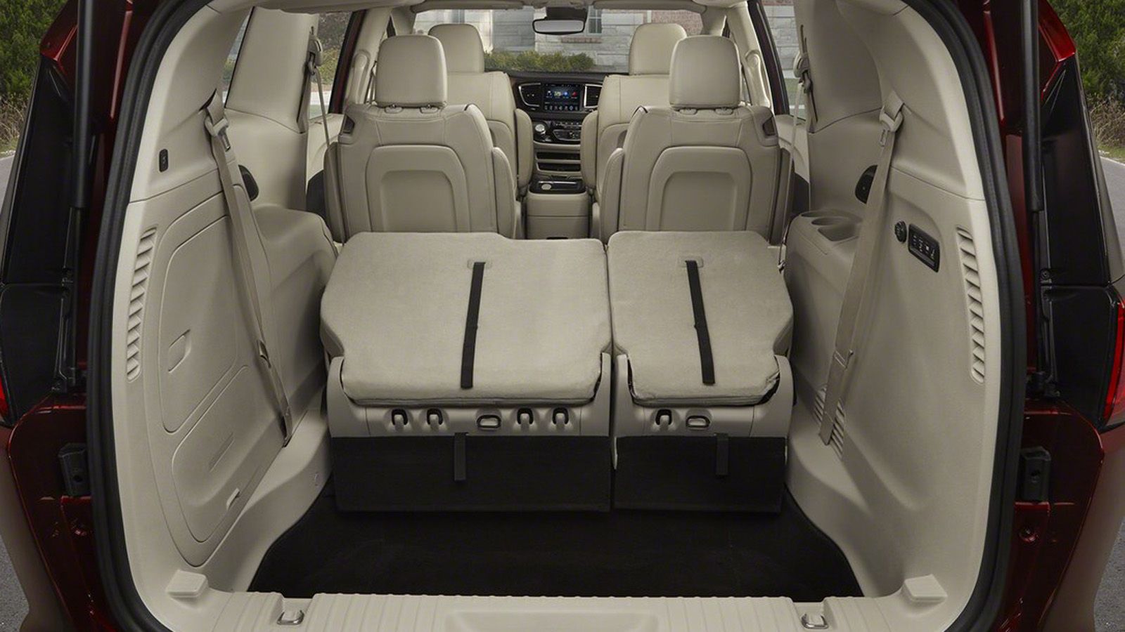 Ta 4.000 λτ. φτάνει η χωρητικότητα του πορτμπαγκάζ από την πλάτη των εμπρός καθισμάτων έως και πίσω.