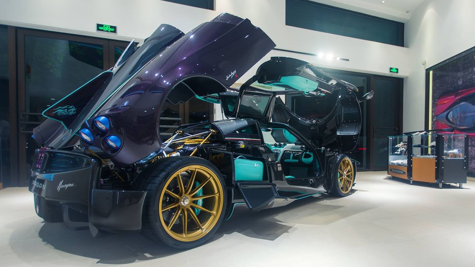 Δεν υπάρχουν αλλαγές στον 6λιτρο biturbo V12 κινητήρα της AMG, ο οποίος αποδίδει και στην Huayra Dinastia 730 ίππους και 1.100 Nm, ενώ συνεργάζεται με