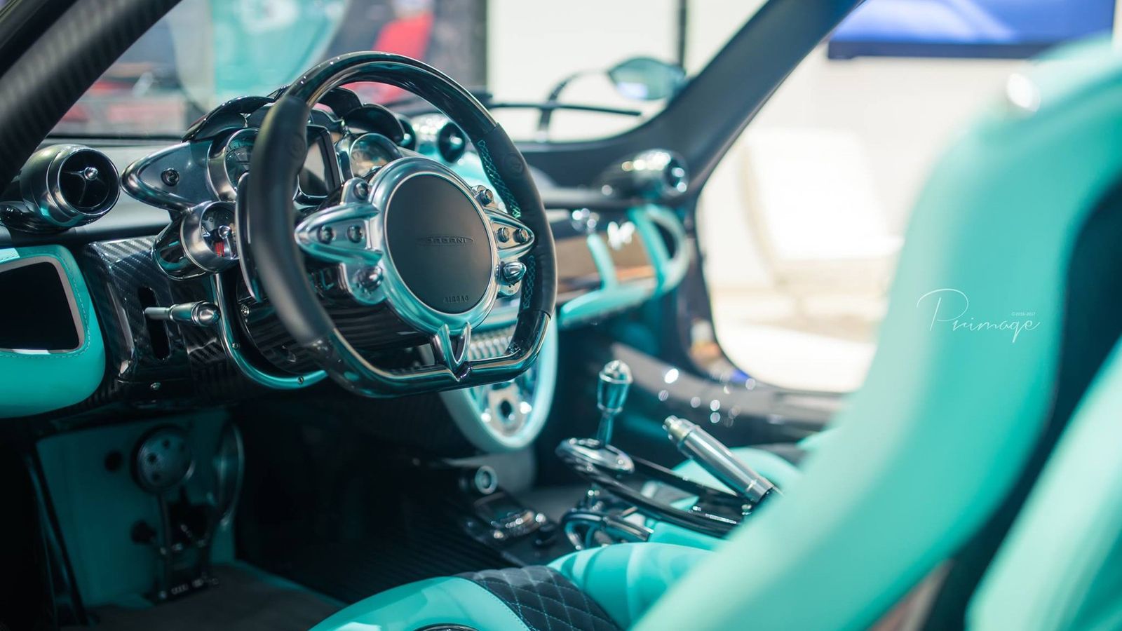 Στο εσωτερικό κυριαρχεί η τιρκουάζ απόχρωση, η οποία απαντάται σε καθίσματα, πόρτες και κεντρική κονσόλα. Το εν λόγω χρώμα υπάρχει και λεπτομέρειες το