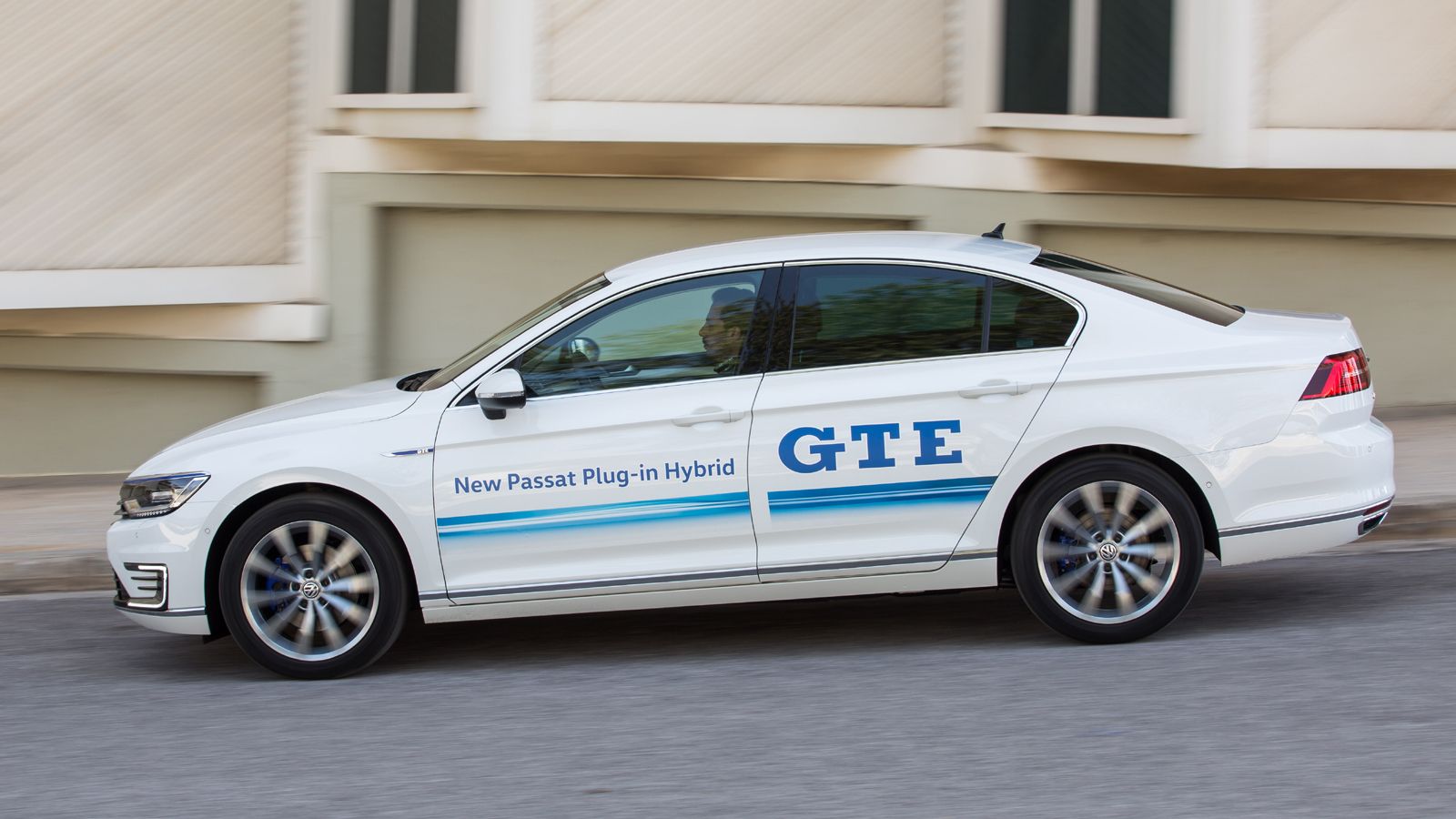 Το Passat GTE φορτίζει στην πρίζα και παίρνει κίνηση από ένα 1.4 TSI μοτέρ που αποδίδει 156 ίππους, το οποίο συνεργάζεται με έναν ηλεκτροκινητήρα 115 