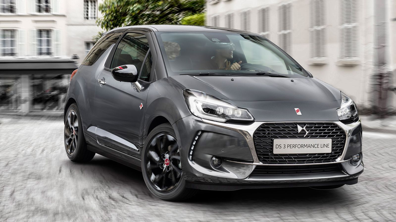 Η DS Automobiles προσέθεσε τη νέα έκδοση Performance Line σε όλα τα μοντέλα της γκάμας της, τα DS 3, DS 3 Cabrio, DS 4 και DS 5. Προσφέρει σπορτίφ «ύφ