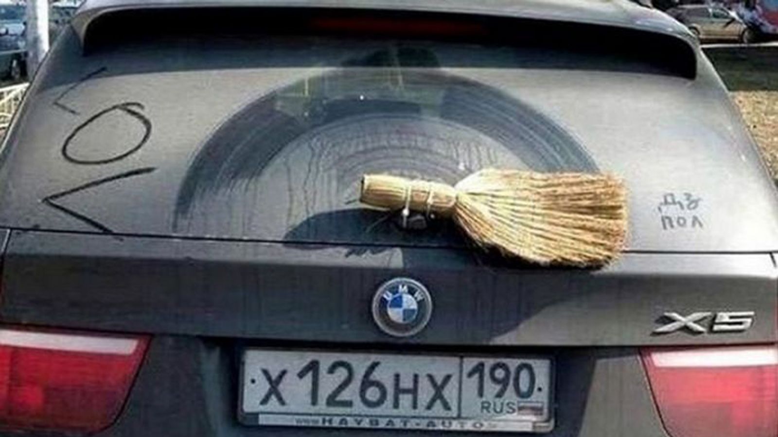 Λεφτά για BMW X5 υπάρχουν, για υαλοκαθαριστήρα πάλι ούτε λόγος. Τι τα έχουμε τα σκουπάκια;