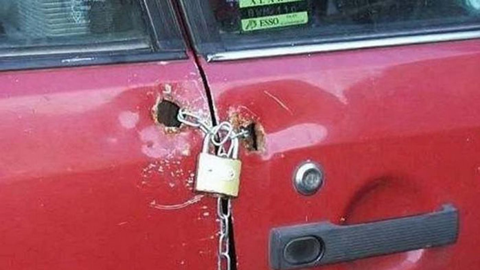 Ως άλλος καρδιοχειρουργός, ο ιδιοκτήτης του οχήματος πραγματοποίησε ένα by pass της κλειδαριάς, χρησιμοποιώντας αλυσίδα και λουκέτο. Μόνο που δεν παίζ