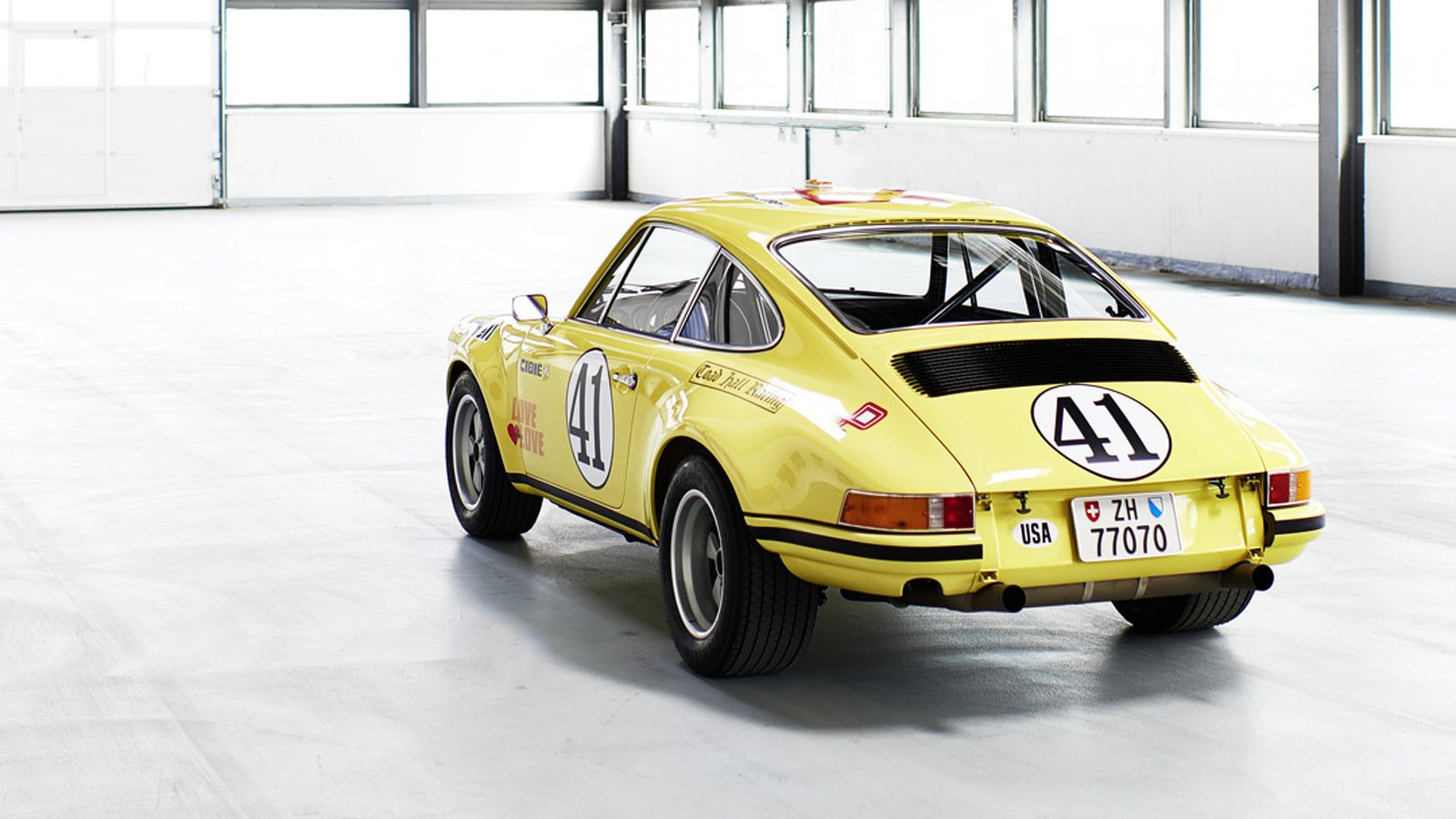 Μετά από πολύ κόπο το αμάξωμα ξαναπήρε το σχήμα του και επεξεργάστηκε προκειμένου να προστατευθεί από μελλοντική διάβρωση. Σειρά είχε η βαφή στην αυθε