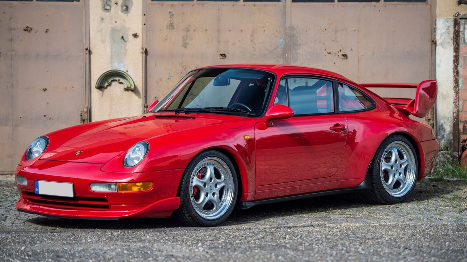Τέταρτη είναι η 993 Carrera RS Clubsport του 1995, η μία από τις 100 που φτιάχτηκαν ποτέ και η οποία έπιασε τιμή 403.200 λιρών (476.300 ευρώ).