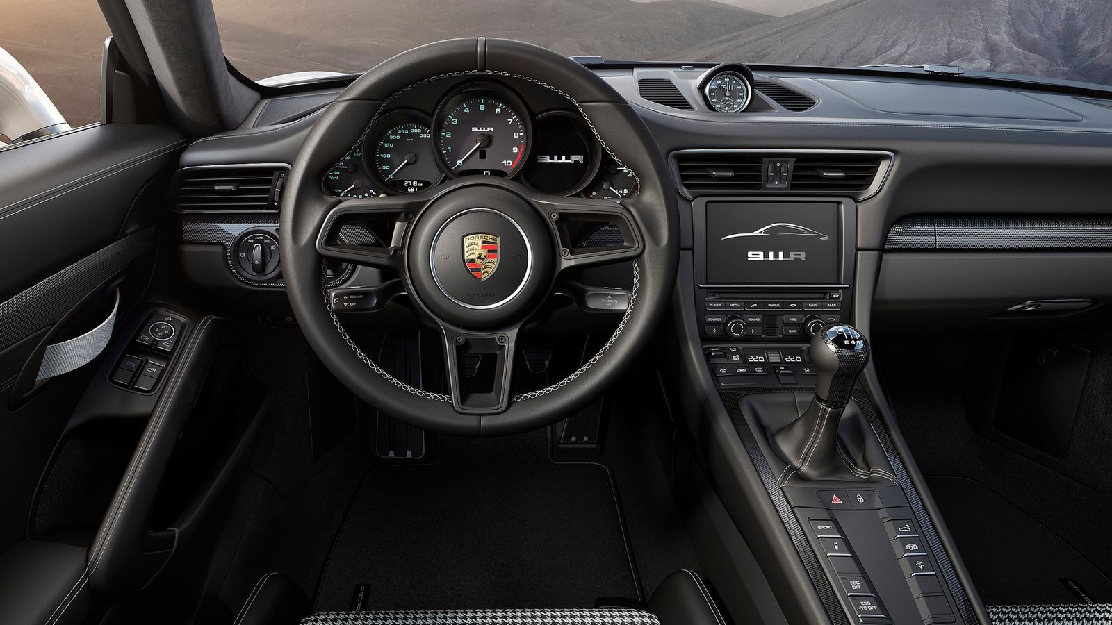 Η Porsche 911 R απευθύνεται στους φίλους της 911 που θέλουν το αυτοκίνητό τους όπως τα «έφτιαχναν παλιά». Στο μέτρο του δυνατού βέβαια, καθώς η 911 ξε