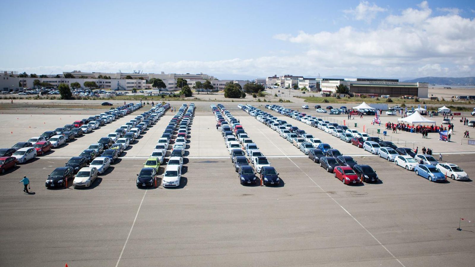 Η Toyota έκανε νέο ρεκόρ Γκίνες, φτιάχνοντας τη μεγαλύτερη υβριδική παρέλαση που έγινε ποτέ. Στις 23 Απριλίου στο αεροδρόμιο Naval Air Station Alameda
