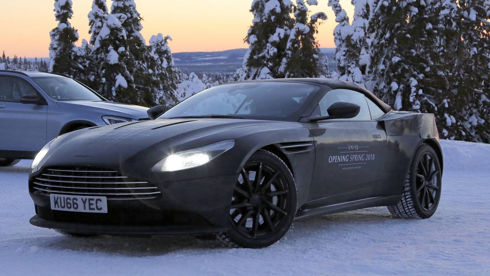 Σε κάμπριο έκδοση, θυμίζοντας αρκετά την DB 11 Coupe.