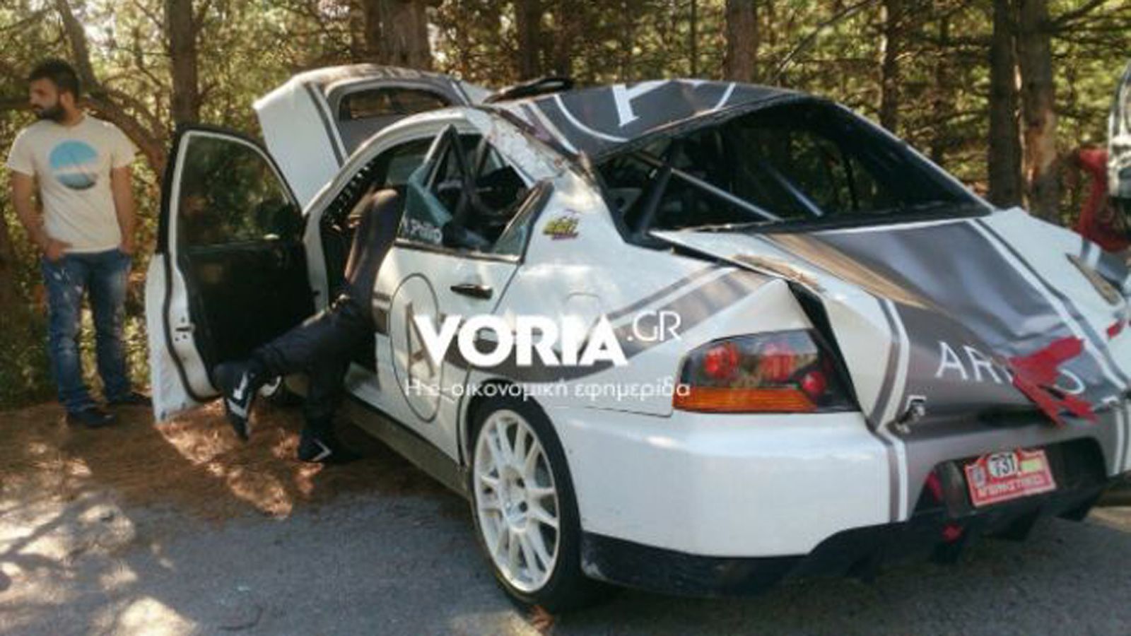 Αυτό είναι το αγωνιστικό Lancer Evo IX που βγήκε από την πορεία του και έπεσε επάνω σε θεατή, ο οποίος καθόταν σε μη επιτρεπόμενο σημείο, σύμφωνα με τ
