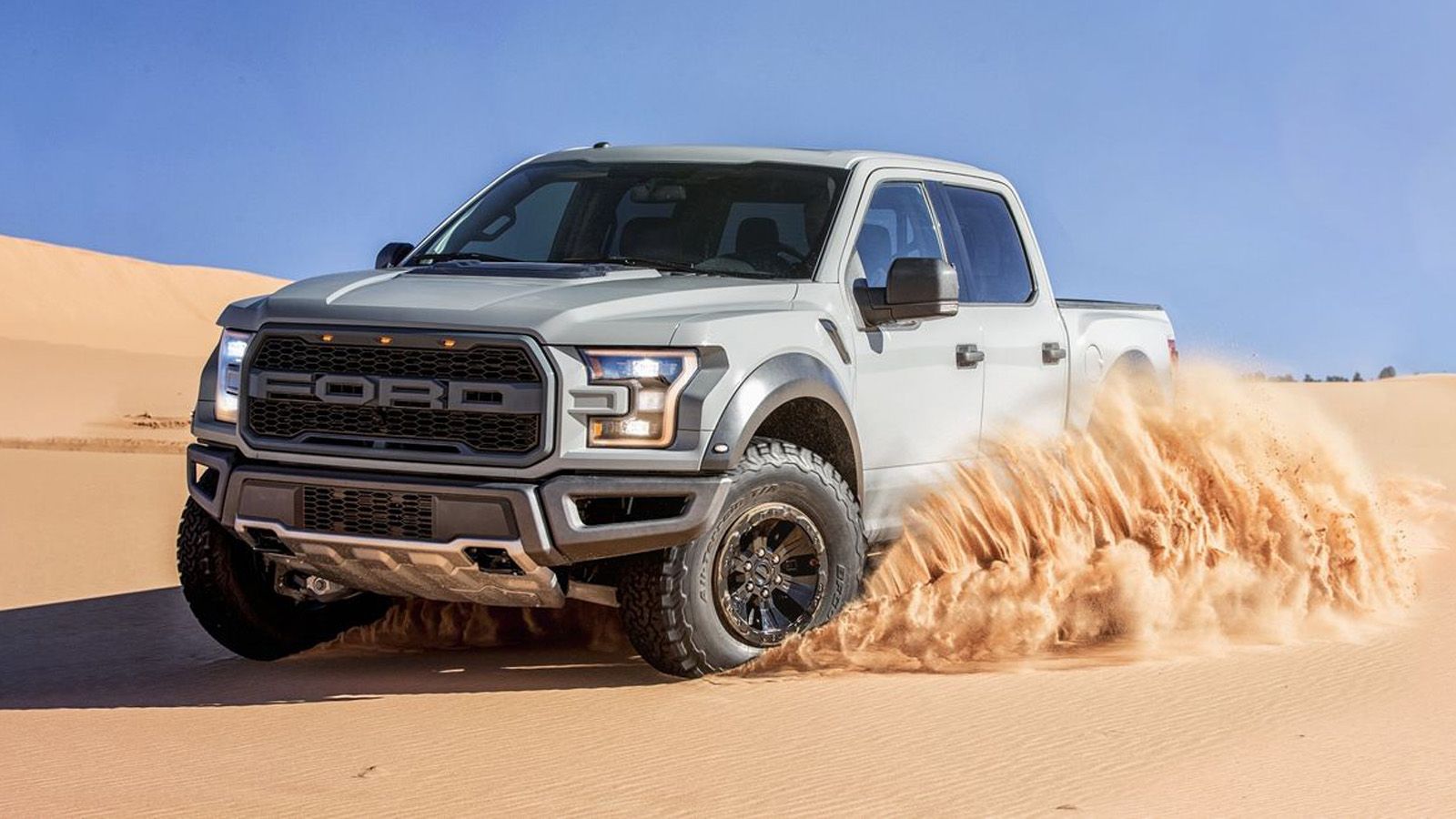 Σύμφωνα με τις τελευταίες πληροφορίες, το Ford Raptor έχει ισχύ 450 ίππων στις 5.000 σ.α.λ, ενώ τα 691 Nm ροπής είναι διαθέσιμα στις 3.500 σ.α.λ.
