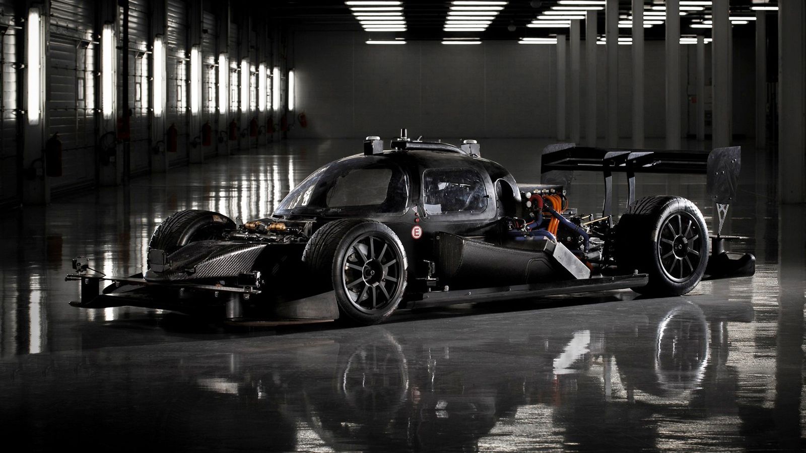 Αντίθετα με το Robocar, το DevBot διαθέτει καμπίνα και μπορεί να οδηγηθεί είτε από άνθρωπο είτε από το κομπιούτερ.