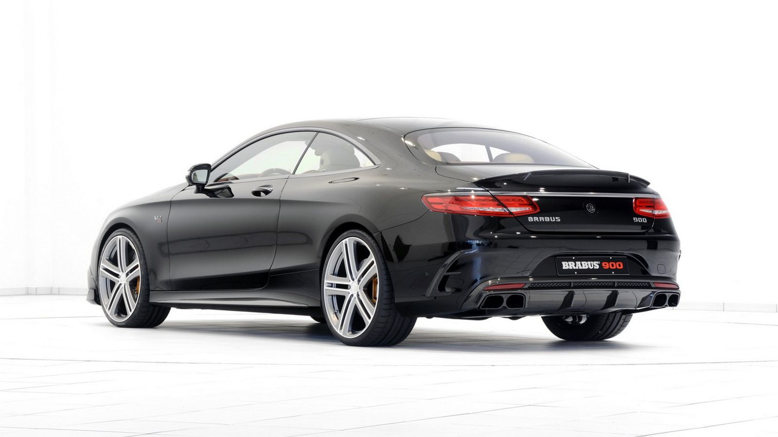 Η S65 Coupe της Brabus κάνει το 0-100 χλμ./ώρα σε 3,7 δλ., ενώ χρειάζεται μόλις 9,1 δλ. για το 0-200 χλμ./ώρα. Η τελική ταχύτητα υπερβαίνει τα 350 χλμ