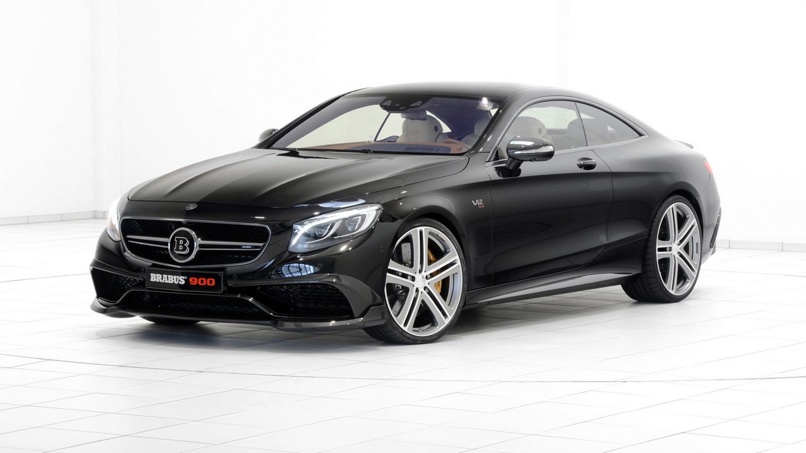 Η Brabus ετοίμασε για την έκθεση της Γενεύης το νέο της πόνημα με το όνομα Rocket 900 Coupe, ένα από τα ταχύτερα coupe οχήματα που μπορεί να αγοράσει 