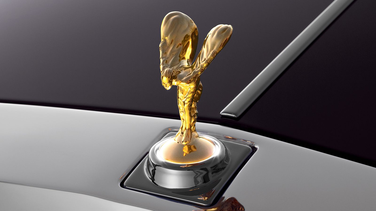 Tο Spirit of Ecstasy ξεκίνησε τη «ζωή» του το 1911, όταν η βρετανική εταιρεία ήθελε να εξασφαλίσει πως οι πελάτες της δεν θα διακοσμούσαν τα αυτοκίνητ