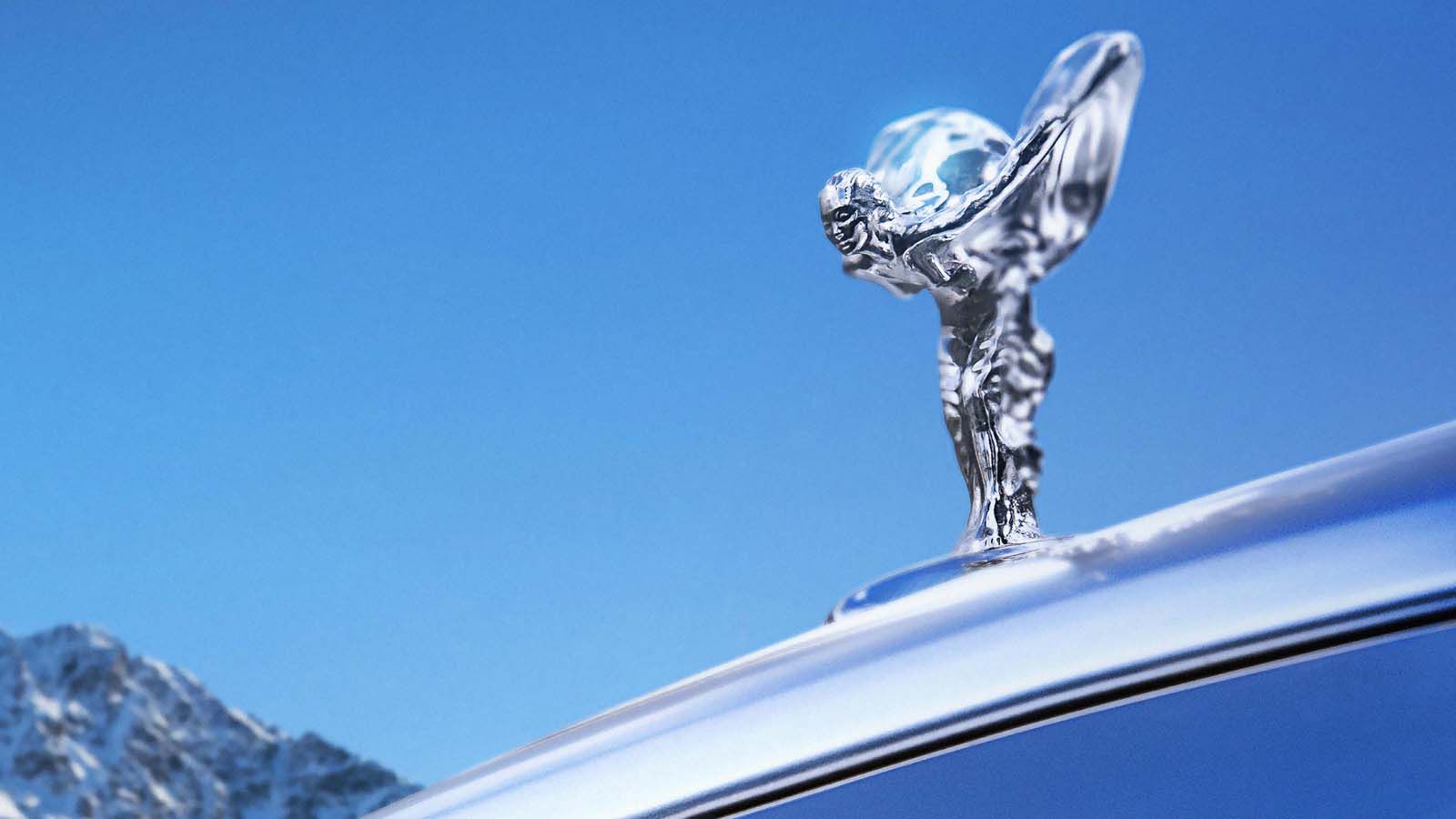 Οι σύγχρονες Rolls-Royce διαθέτουν ένα σύστημα, όπου το αγαλματίδιο Spirit of Ecstasy κρύβεται στο εσωτερικό του αμαξώματος, όταν εξασκηθεί σε αυτό πί