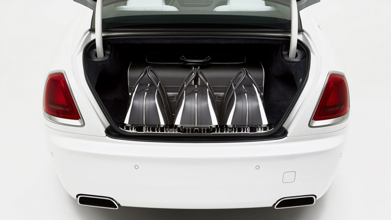 Οι βαλίτσες της σειράς Wraith Luggage Collection της Rolls-Royce κοστίζουν στην Ευρώπη 28.984 ευρώ. Στη χώρα μας, πάντως, αν βάλετε λίγα χρήματα ακόμα
