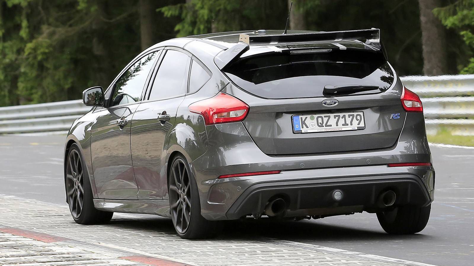 Το body kit του RS500 θα είναι ακόμα πιο «άγριο», με μεγαλύτερη ρυθμιζόμενη πίσω αεροτομή, ευρύτερους αεραγωγούς, carbon καπό και φουσκωμένα φτερά.