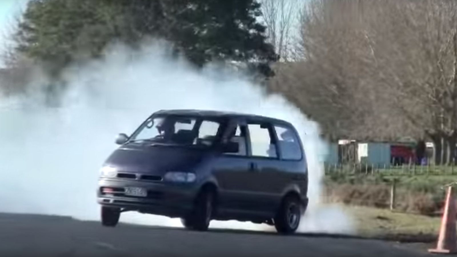 Τα Nissan Serena, που έχουν δεχτεί βελτιώσεις, θα δείτε παρακάτω στα videos να επιδίδονται σε πλαγιολισθήσεις, burnout αλλά και στρίψιμο στην πίστα. 