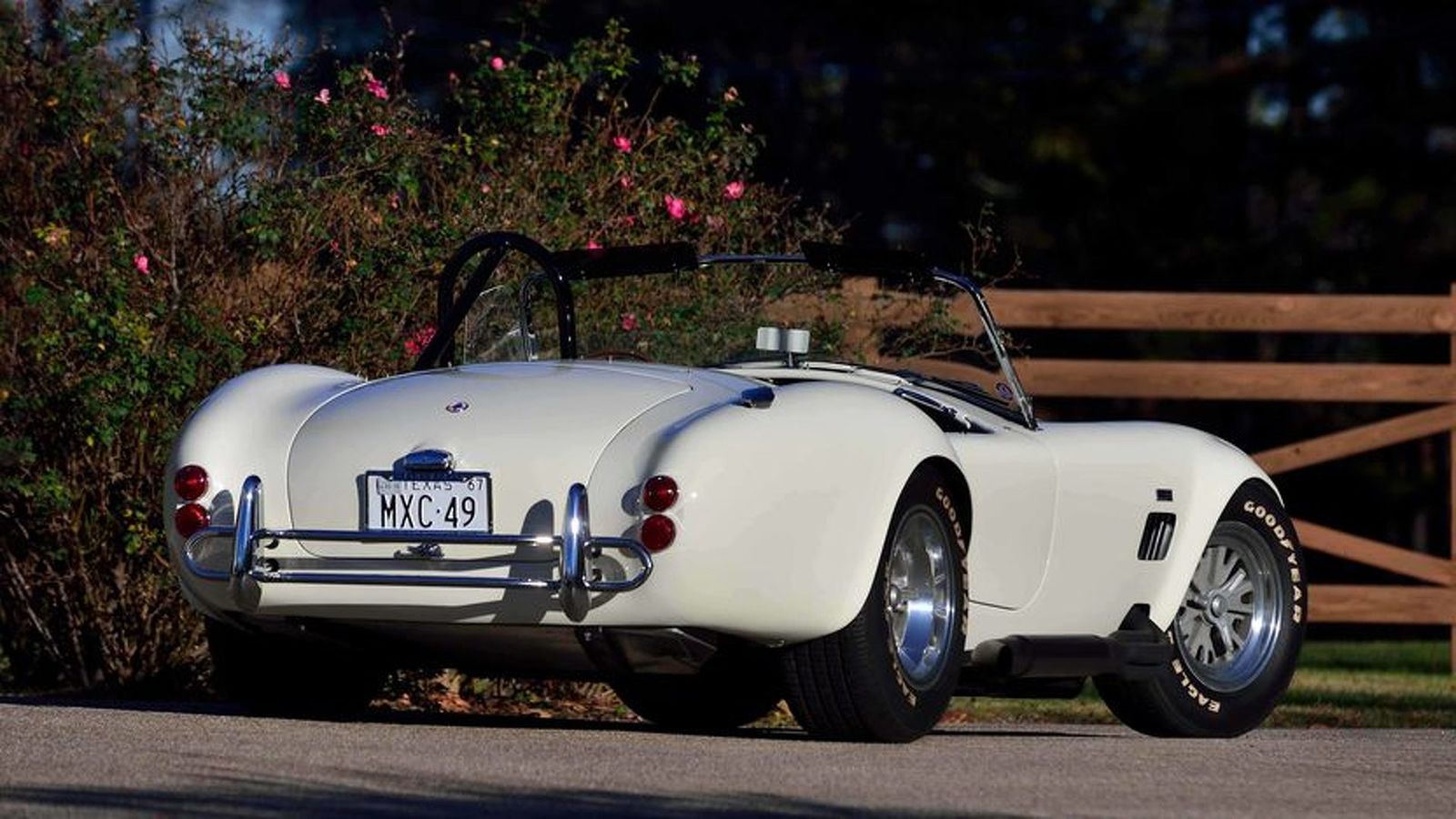 Η Shelby 427 Cobra Roadster εξοπλίζεται με έναν 7λιτρο V8 κινητήρα, ο οποίος συνεργάζεται με 4άρι κιβώτιο ταχυτήτων. 