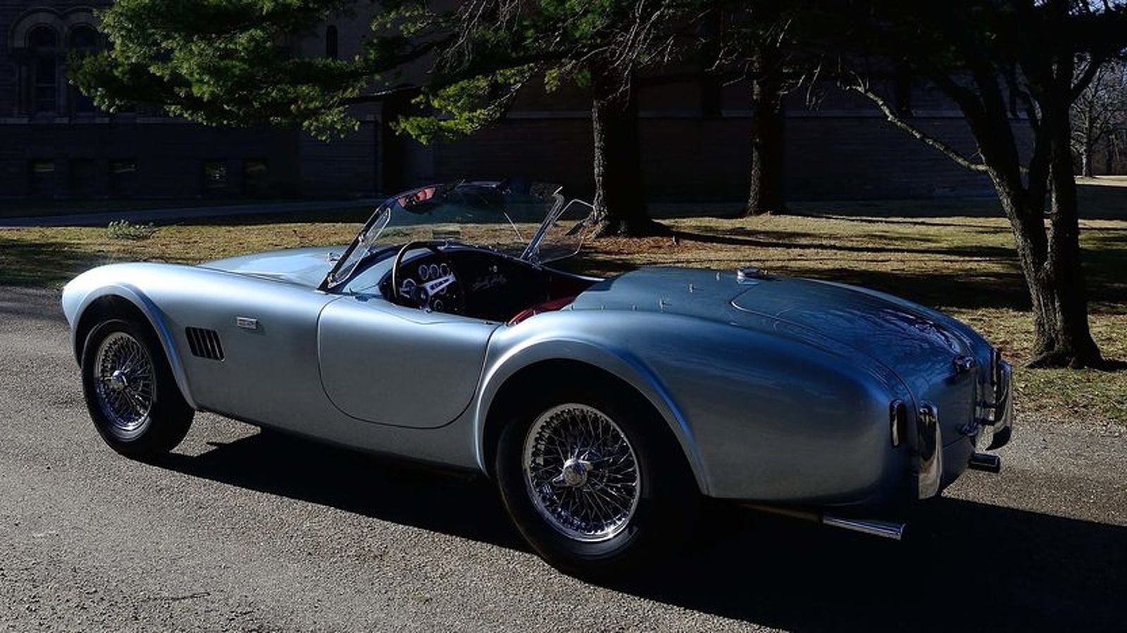 Η Shelby 289 Cobra Roadster επανήλθε σε άριστη κατάσταση το 2003 μετά από πλήρη ανακατασκευή, ενώ φέρει ένα V8 σύνολο 4,7 λίτρων.