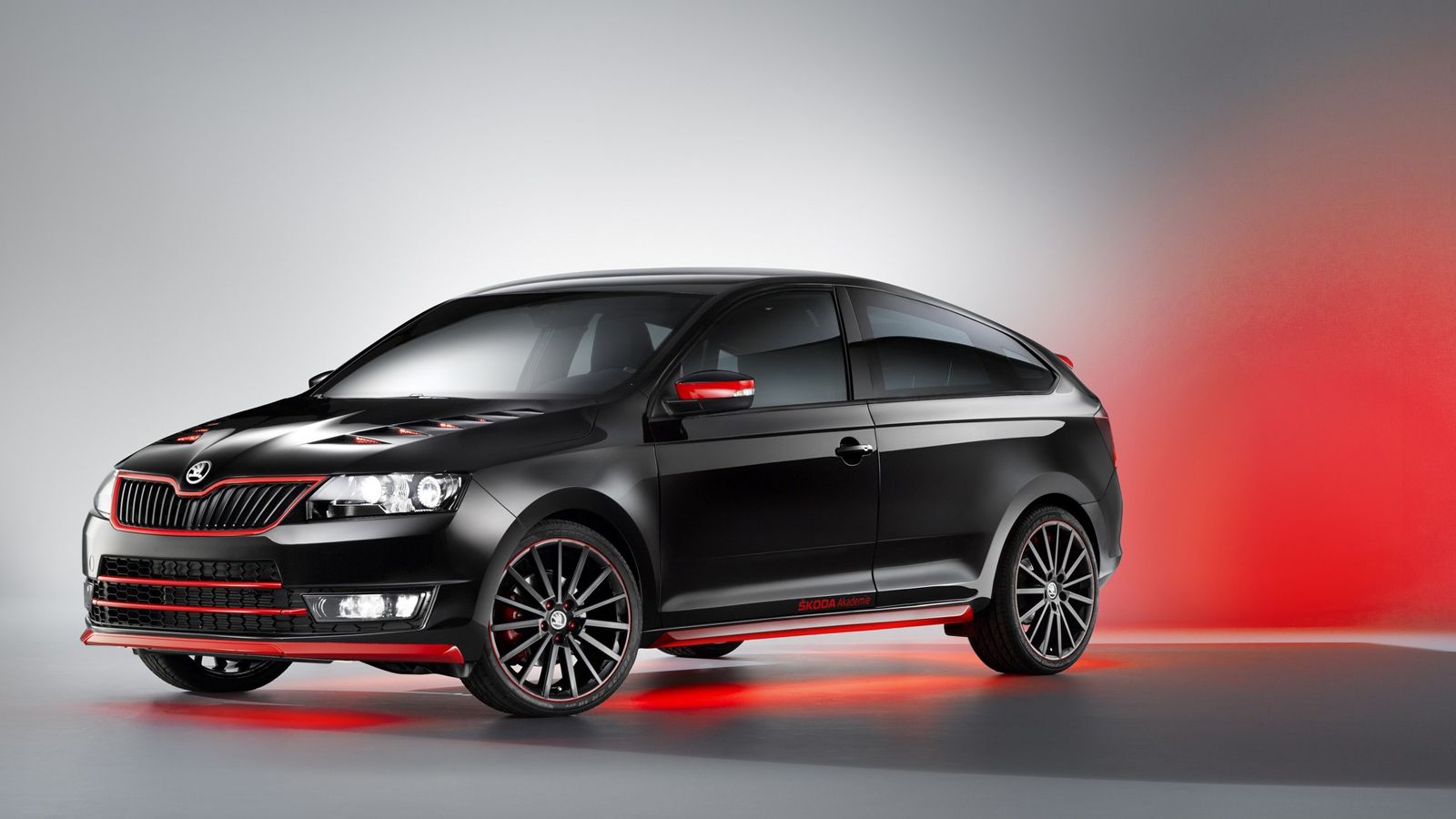 Ριζικές αλλαγές δέχτηκε το αμάξωμα του Skoda, μιας και από hatchback έγινε δίπορτο κουπέ, με πολύ περισσότερο κεκλιμένη οροφή.