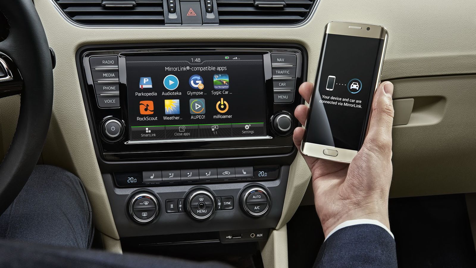 Η Skoda καταργεί το καλώδιο σύνδεσης του smartphone με το σύστημα infotainment του αυτοκινήτου, παρουσιάζοντας την ασύρματη τεχνολογία Wireless Mirror