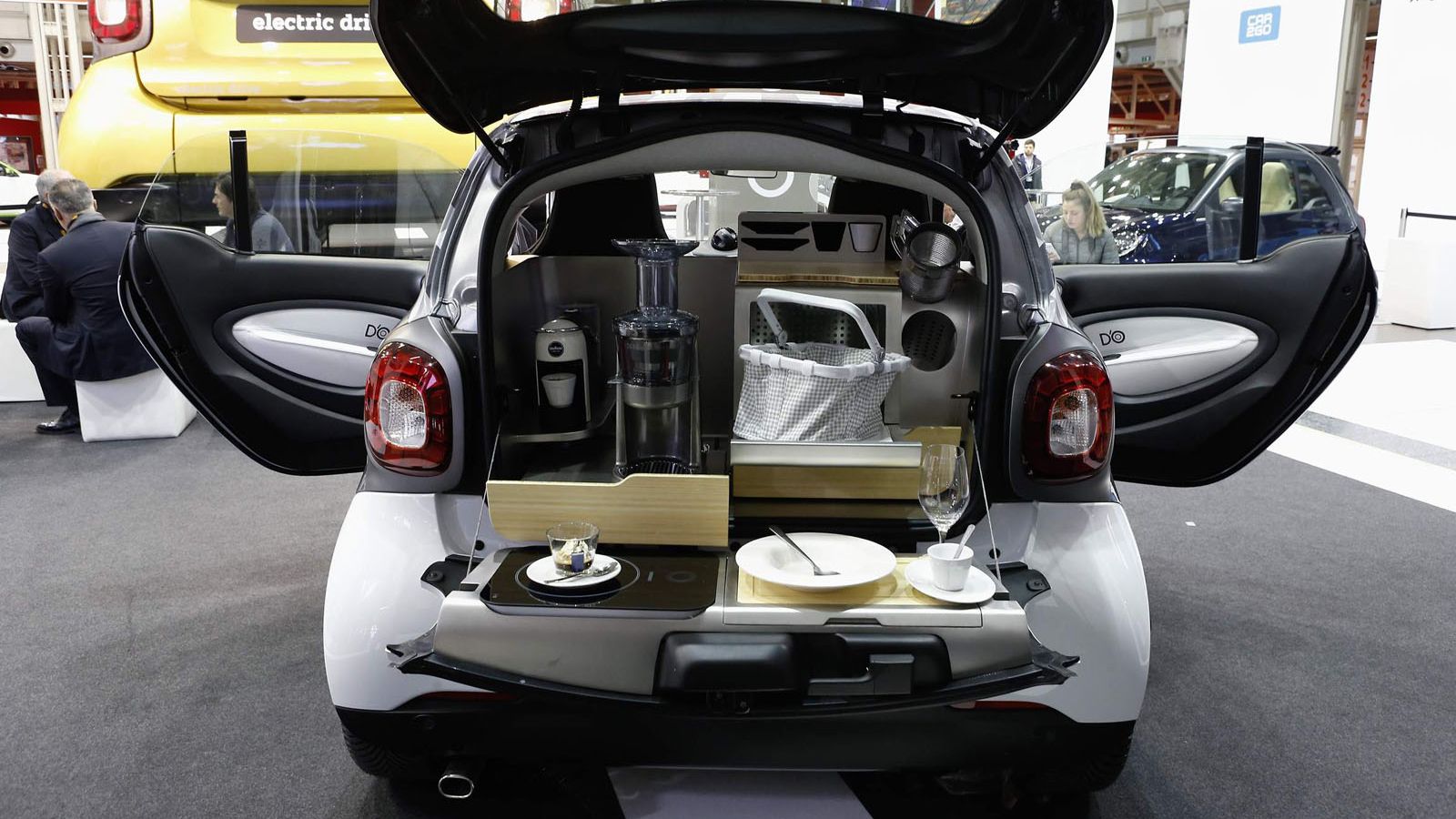 Το smart forfood είναι ένα πρωτότυπο smart fortwo που έχει αντί για χώρο αποσκευών, μία κινητή κουζίνα. Η καφετιέρα espresso είναι της Lavazza, ενώ υπ
