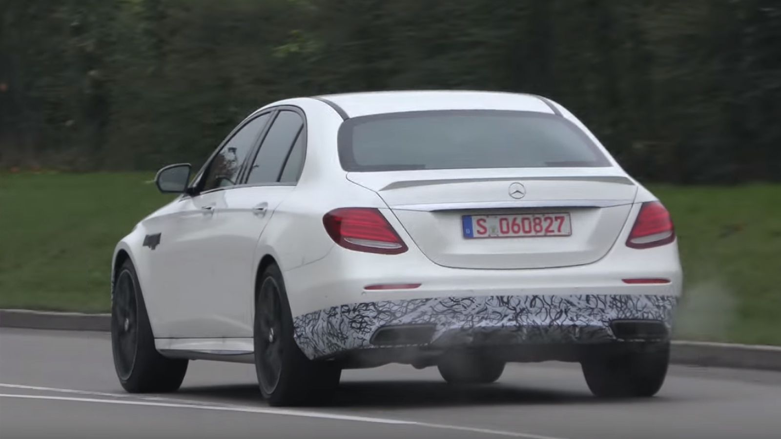 Φέροντας 9άρι αυτόματο κιβώτιο, η «απλή» Mercedes-AMG E 63 θέλει 3,7 δλ. για το 0-100 χλμ/ώρα και η S μόλις 3,5 δλ. Σε αμφότερες, η τελική ταχύτητα θα