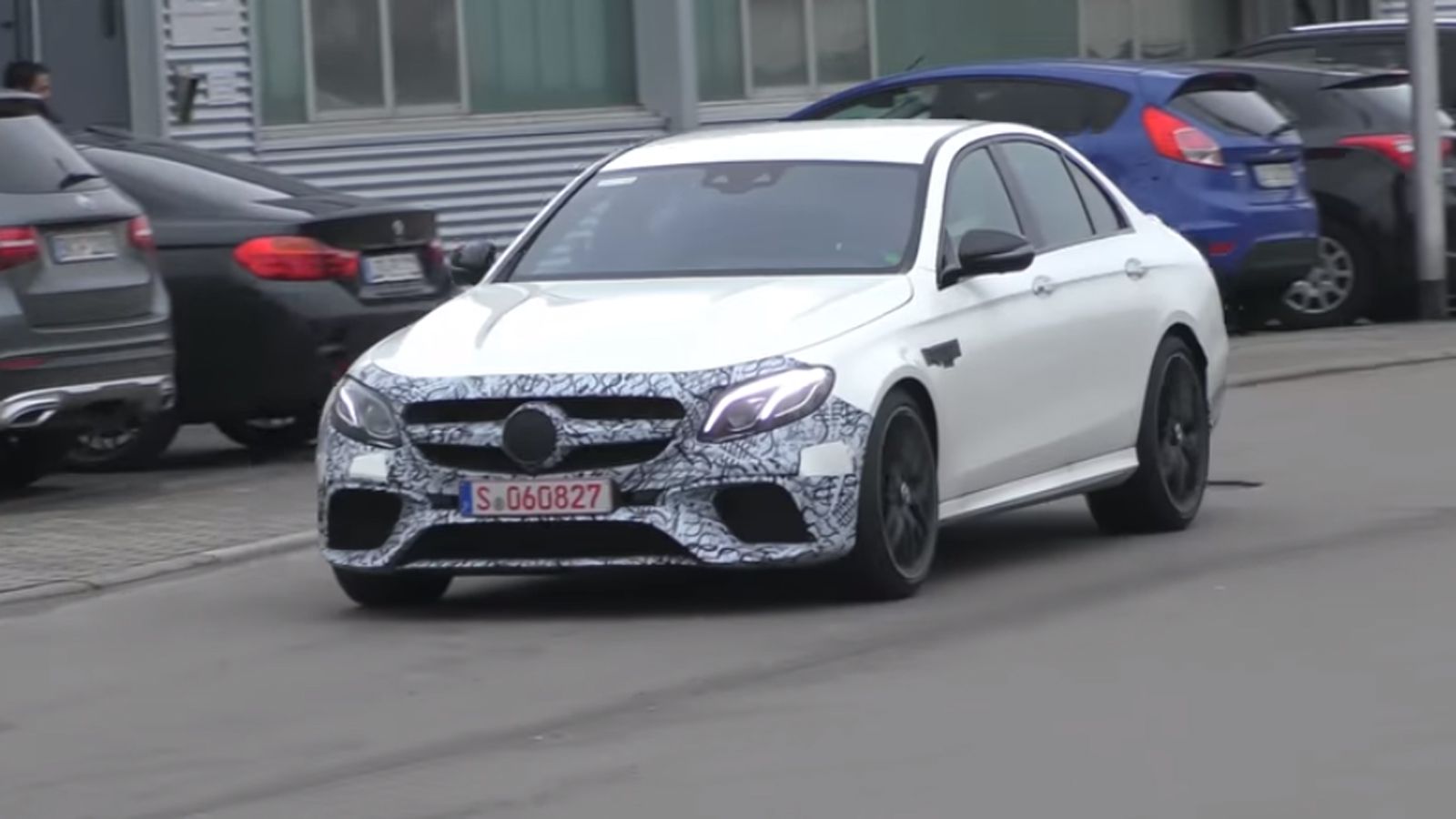 Ο φακός «συνέλαβε» τη νέα Mercedes-AMG E 63 με το ελάχιστο δυνατό καμουφλάζ, δίνοντάς μας έτσι μια ξεκάθαρη εικόνα για το πώς θα είναι το νέο μοντέλο 