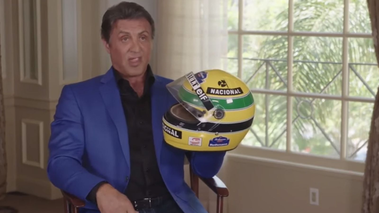 Ο Stallone παρουσιάζει το δώρο που του έκανε ο Ayrton Senna και το οποίο βγάζει στο σφυρί.