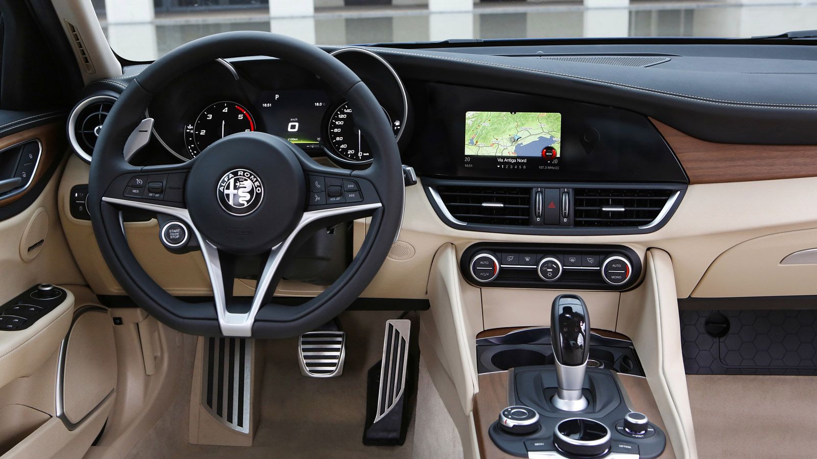 Ιδιαίτερη προσοχή στην ποιότητα έχει δοθεί στο εσωτερικό σύμφωνα με τους Ιταλούς. Οι ομοιότητες με την καμπίνα της Giulia θα είναι παραπάνω από εμφανε