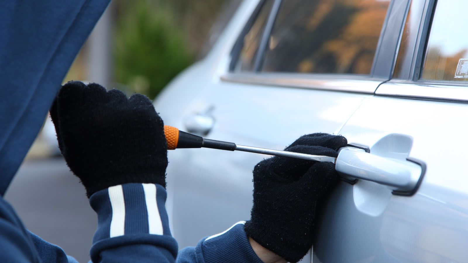 Οι δράστες εντόπιζαν οχήματα συγκεκριμένου τύπου και με τη χρήση φορητού ηλεκτρονικού υπολογιστή τα έθεταν σε λειτουργία και τα αφαιρούσαν