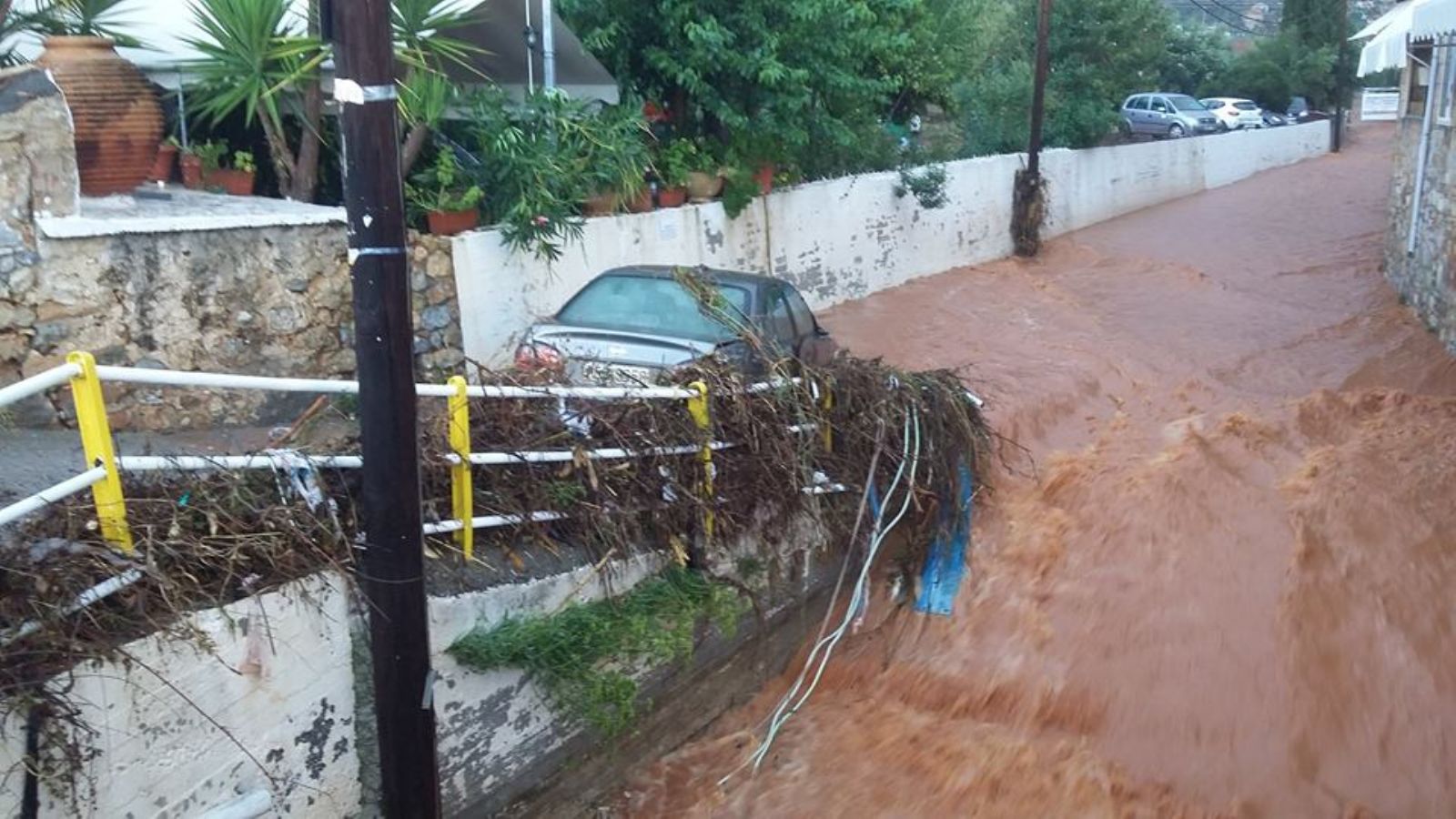 Οι δρόμοι έγιναν ποτάμια και παρέσυραν ό,τι βρήκαν στο πέρασμά τους.