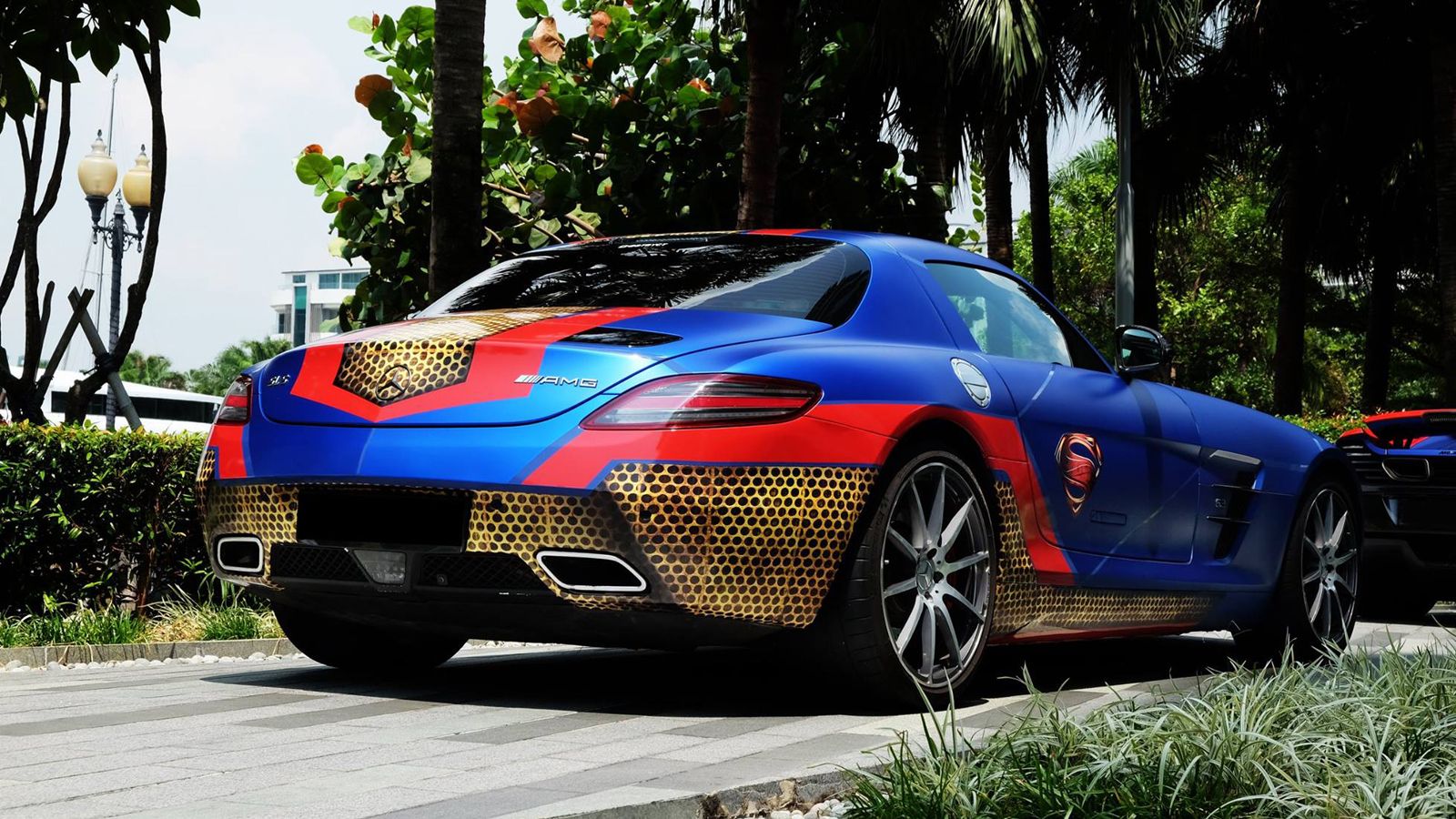 Εντυπωσιακή είναι η Mercedes SLS AMG του Superman.
