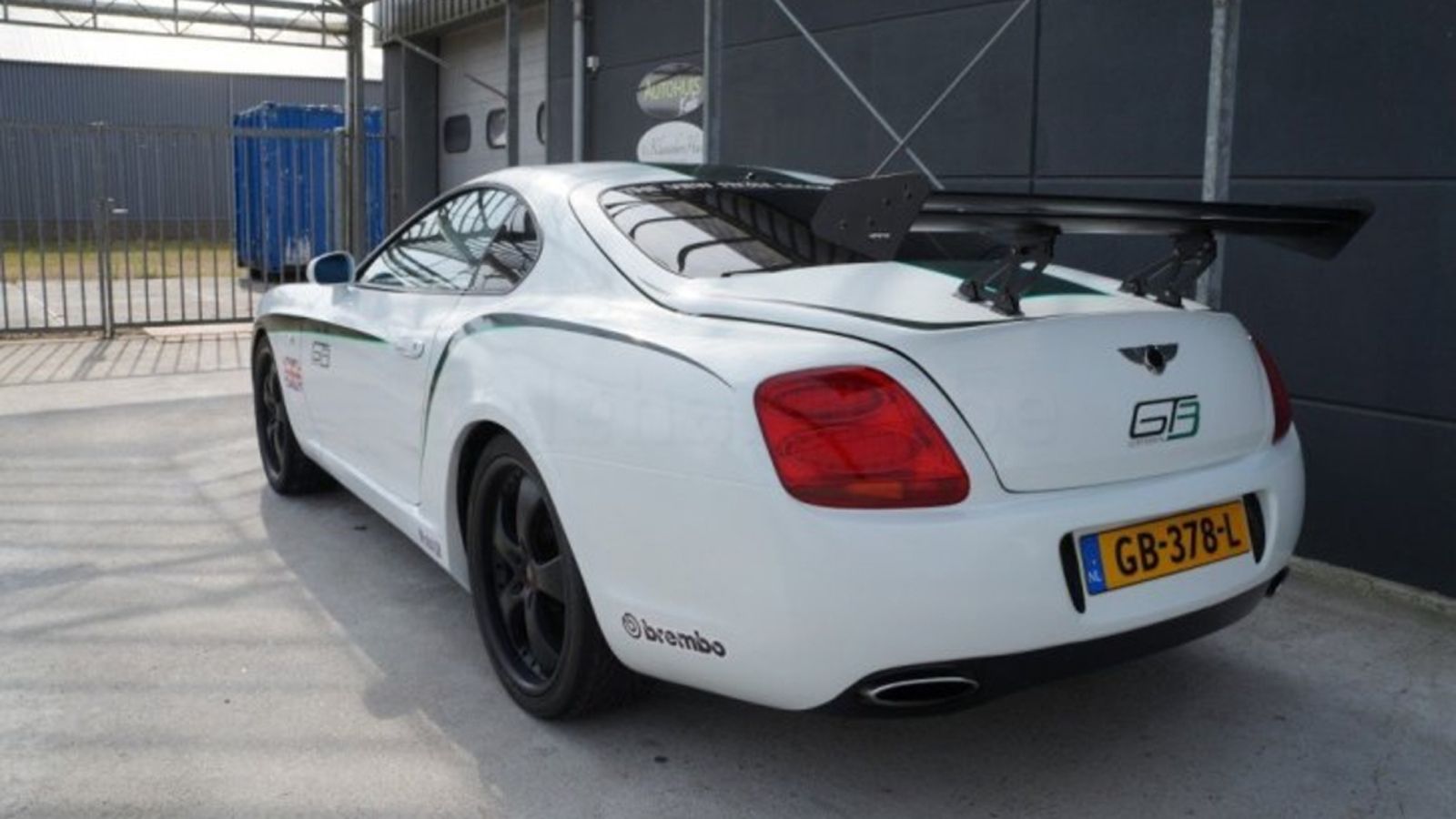 Σύμφωνα με τον ιδιοκτήτη, το σώμα της GT3 R κολλήθηκε πάνω σε αυτό της Supra, δίχως να έχει κοπεί κάτι από το αρχικό σώμα. Τα φώτα και η μάσκα είναι γ