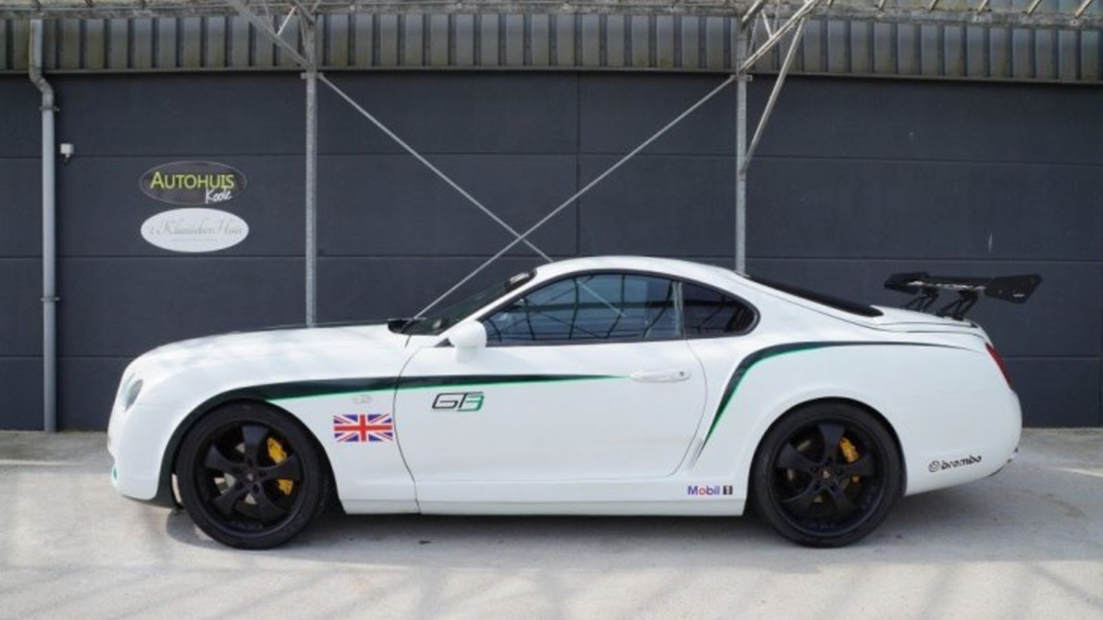 Διαθέτει ρυθμιζόμενη ανάρτηση Tein και τροχούς 20 ιντσών, ενώ ο Ολλανδός ιδιοκτήτης της ζητάει 13.450 ευρώ για να την πουλήσει.