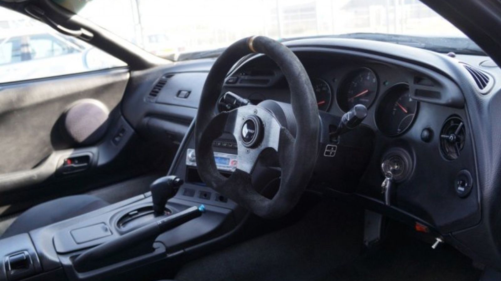 Οι ομοιότητες με την Bentley σταματούν στο εξωτερικό…