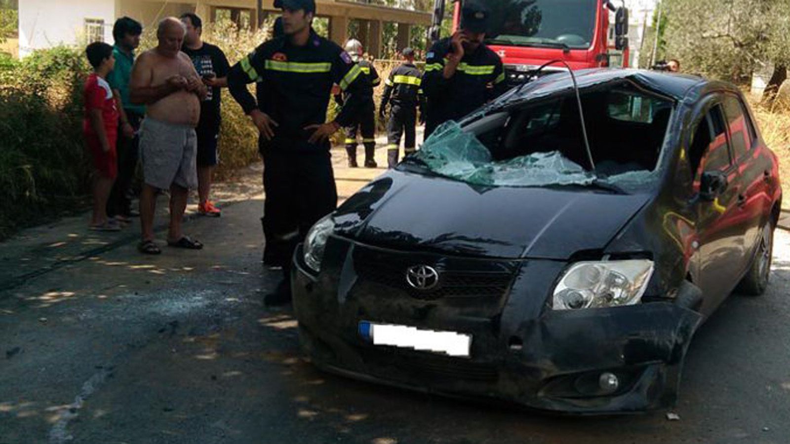 Ατύχημα με ανατροπή για το συγκεκριμένο Toyota Auris. Ο οδηγός του μεταφέρθηκε τραυματισμένος στο νοσοκομείο.	