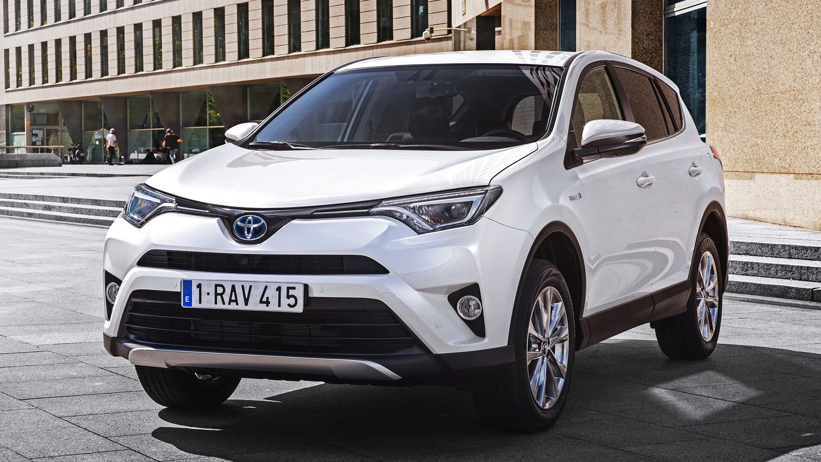 Νέα προσθήκη στην υβριδική γκάμα της Toyota είναι το RAV HSD, το οποίο αν και έχει ισχύ 197 ίππων, προσφέρει κατανάλωση 4,9 λτ./100 χλμ. και εκπομπές 