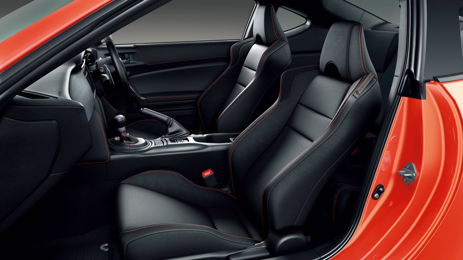 Στο εσωτερικό του Toyota 86 Solar Orange συναντάμε επενδύσεις Alcantara, πορτοκαλί ραφές, ύφασμα Grand Luxe στο ταμπλό και θερμαινόμενα καθίσματα.