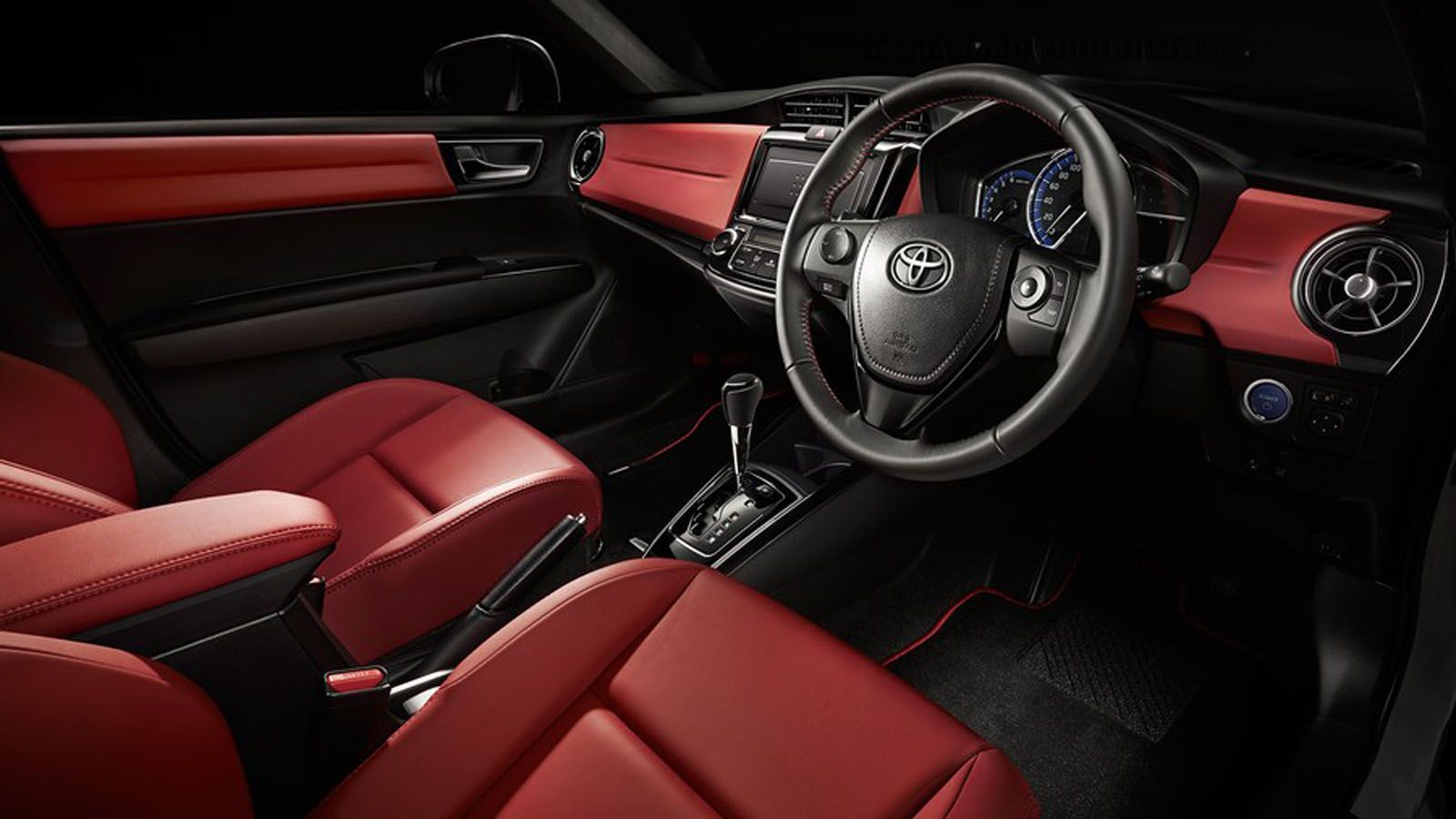 Εντυπωσιακό είναι το εσωτερικό του Axio Hybrid G 50, με τα κόκκινα δερμάτινα καθίσματα και τις κόκκινες δερμάτινες ενθέσεις στο ταμπλό και στις πόρτες