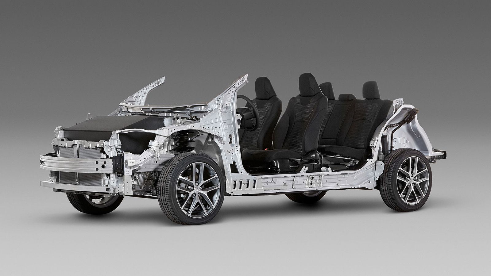 Χάρη στη νέα πλατφόρμα, TNGA, οι τεχνικοί της Toyota κατάφεραν να χαμηλώσουν σημαντικά το κέντρο βάρους, να τοποθετήσουν μια νέα ανάρτηση με διπλά ψαλ