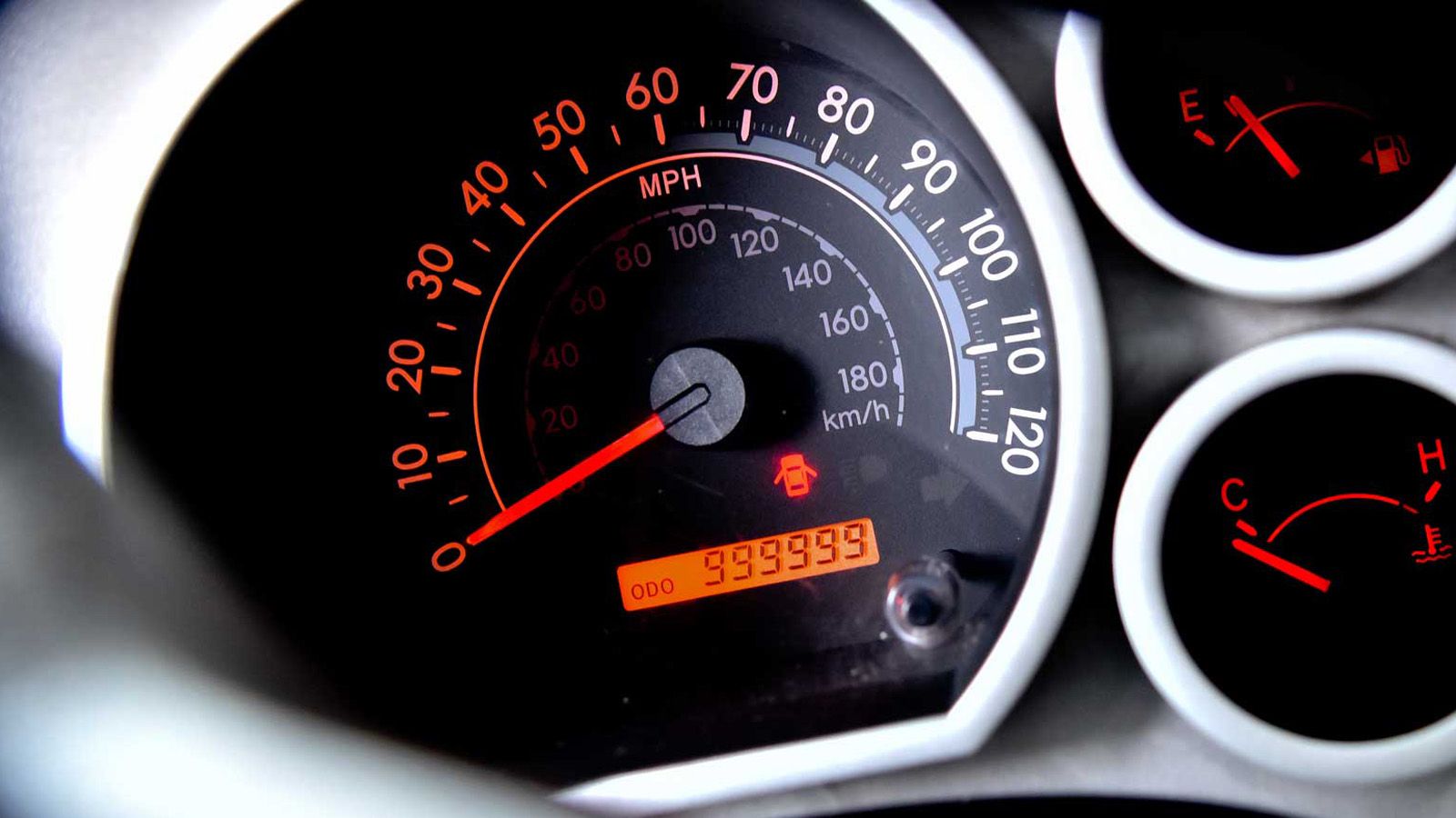 Το κοντέρ σταματά στην ένδειξη 999.999 (μίλια). Παρόλα αυτά ο ιδιοκτήτης λέει πως έχει κάνει αρκετά ακόμη.