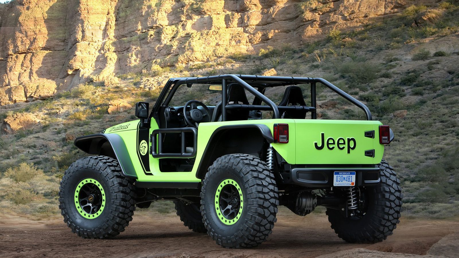 Έχουν τοποθετηθεί άξονες Dana 60, ακόμα πιο off-road ανάρτηση, ενώ οι τροχοί των 17 ιντσών, φέρουν ελαστικά διαμέτρου ενός μέτρου.